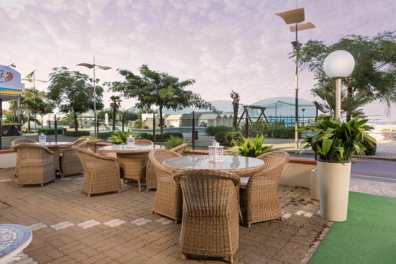 Ambasciatori Hotel - Beach Front -Breakfast Xxl & Brunch Until 12 30Pm ミザーノ・アドリアーティコ エクステリア 写真